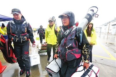 海钓选手装备齐全.本报记者 朱习 摄